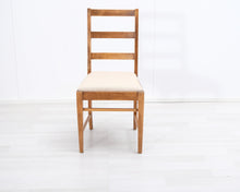 Lataa kuva Galleria-katseluun, Antiikkinen tuoli kangasistuimella
