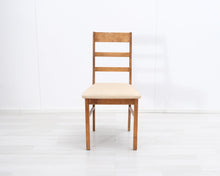 Lataa kuva Galleria-katseluun, Antiikkinen tuoli kangasistuimella
