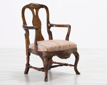 Lataa kuva Galleria-katseluun, Antiikkinen nojatuoli kukallisella istuimella
