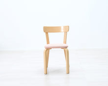 Lataa kuva Galleria-katseluun, Artek 69 tuoli kangasistuimella
