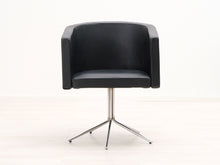 Lataa kuva Galleria-katseluun, Asko nahkanojatuoli pyörivällä jalalla musta
