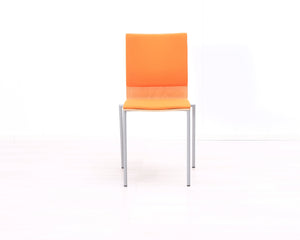 Neuvottelutuoli oranssilla kankaalla