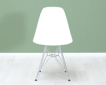 Lataa kuva Galleria-katseluun, Vitra Eames DSR tuoli valkoinen
