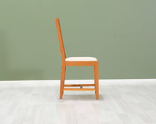 Lataa kuva Galleria-katseluun, Puinen tuoli vaalealla istuinosalla

