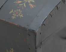 Lataa kuva Galleria-katseluun, Antiikkinen arkku 1860-luku
