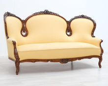 Lataa kuva Galleria-katseluun, Antiikkinen sohva keltaisella verhoilulla
