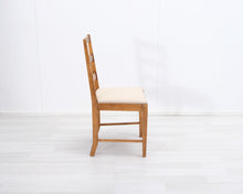 Lataa kuva Galleria-katseluun, Antiikkinen tuoli kangasistuimella
