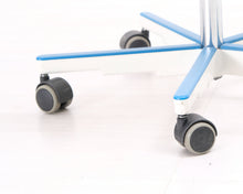 Lataa kuva Galleria-katseluun, Avarte Yrjö Kukkapuro toimistotuoli sinisillä käsinojilla
