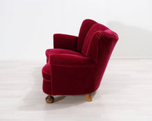 Lataa kuva Galleria-katseluun, Antiikkinen 3-istuttava samettisohva punainen
