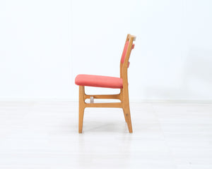 Vintage tuoli punaisella istuimella ja selkänojalla