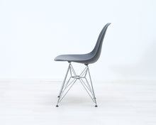 Lataa kuva Galleria-katseluun, Vitra Eames DSR tuoli musta
