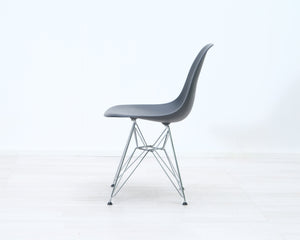 Vitra Eames DSR tuoli musta