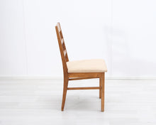 Lataa kuva Galleria-katseluun, Antiikkinen tuoli kangasistuimella
