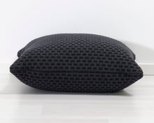 Lataa kuva Galleria-katseluun, Hem Dash Cushion Medium tyyny musta

