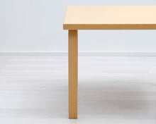 Lataa kuva Galleria-katseluun, Artek sivupöytä 75 x 75 cm koivu
