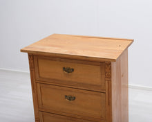 Lataa kuva Galleria-katseluun, Antiikkinen lipasto
