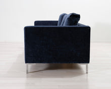 Lataa kuva Galleria-katseluun, 3-istuttava samettisohva tummansininen
