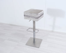 Lataa kuva Galleria-katseluun, Baarituoli metallijalalla
