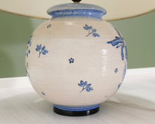 Lataa kuva Galleria-katseluun, Antiikkivalaisin sinisellä kuviolla
