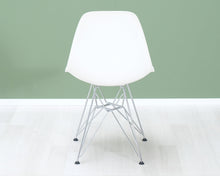 Lataa kuva Galleria-katseluun, Vitra Eames DSR tuoli valkoinen
