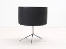 Lataa kuva Galleria-katseluun, Asko nahkanojatuoli pyörivällä jalalla musta
