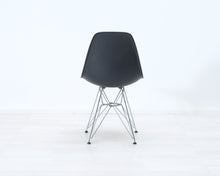 Lataa kuva Galleria-katseluun, Vitra Eames DSR tuoli musta
