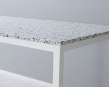 Lataa kuva Galleria-katseluun, Baaripöytä terrazzo-levyllä
