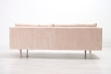 Lataa kuva Galleria-katseluun, 3-istuttava samettisohva vaaleanpunainen
