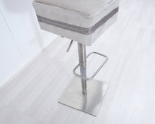 Lataa kuva Galleria-katseluun, Baarituoli metallijalalla
