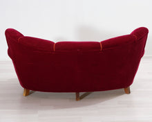 Lataa kuva Galleria-katseluun, Antiikkinen 3-istuttava samettisohva punainen
