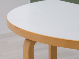 Artek 95 puolipyöreä pöytä koivu / valkoinen