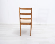 Lataa kuva Galleria-katseluun, Antiikkinen tuoli kangasistuimella
