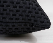 Lataa kuva Galleria-katseluun, Hem Dash Cushion Medium tyyny musta
