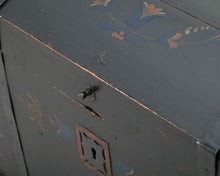 Lataa kuva Galleria-katseluun, Antiikkinen arkku 1860-luku
