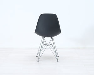Vitra Eames DSR tuoli musta