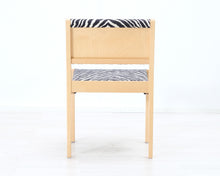 Lataa kuva Galleria-katseluun, Artek 611 tuoli seeprakankaalla
