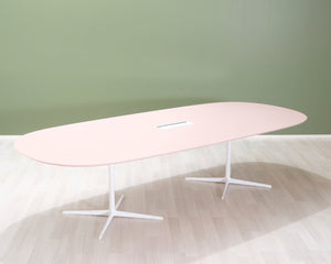 Neuvottelupöytä vaaleanpunaisella pöytälevyllä