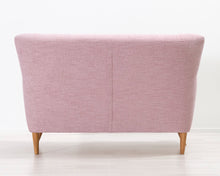 Lataa kuva Galleria-katseluun, Möbelmästarna Gilbert 2-istuttava kangassohva vaaleanpunainen
