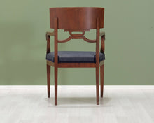 Lataa kuva Galleria-katseluun, Antiikkinen mahonkituoli
