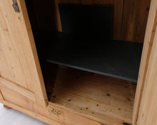 Lataa kuva Galleria-katseluun, Antiikkikaappi puinen
