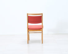 Lataa kuva Galleria-katseluun, Vintage tuoli punaisella istuimella ja selkänojalla
