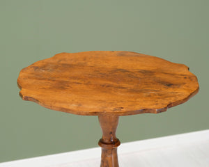 Antiikkinen sivupöytä
