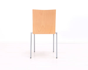 Neuvottelutuoli oranssilla kankaalla