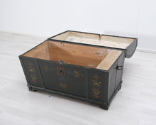 Lataa kuva Galleria-katseluun, Antiikkinen arkku 1860-luku
