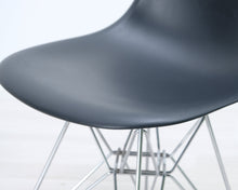 Lataa kuva Galleria-katseluun, Vitra Eames DSR tuoli musta
