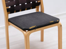 Lataa kuva Galleria-katseluun, Artek tuoli kankaisella istuinosalla
