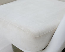 Lataa kuva Galleria-katseluun, Voitto Haapalainen nojatuoli valkoinen
