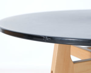 Pyöreä pöytä mustalla pöytälevyllä