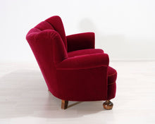 Lataa kuva Galleria-katseluun, Antiikkinen 3-istuttava samettisohva punainen
