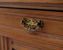 Lataa kuva Galleria-katseluun, Antiikkinen sivupöytä
